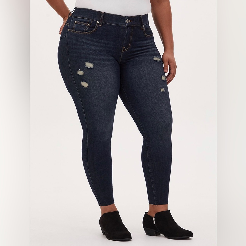 NWOT Torrid bombshell skinny raw hem super skinny